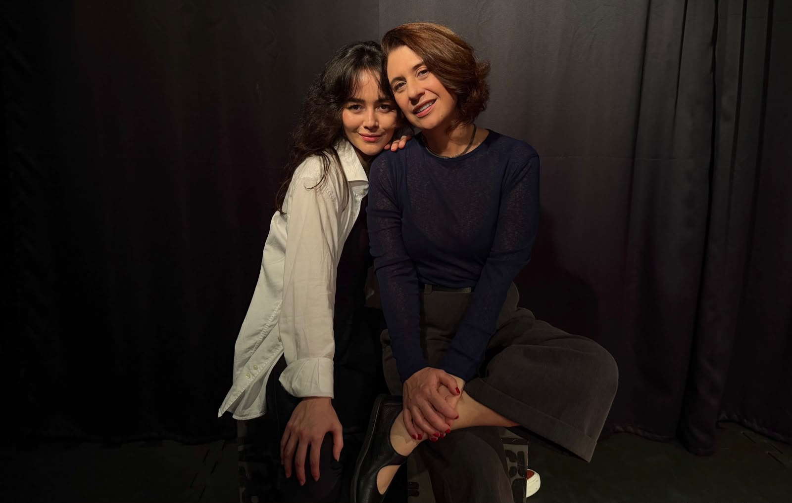 Pagu Leal e Marrara Mara, respectivamente autora e diretora e atriz de Fale Agora!, solo que investiga a capacidade humana de falar, os silêncios e as disputas em torno de quem pode ser ouvido.