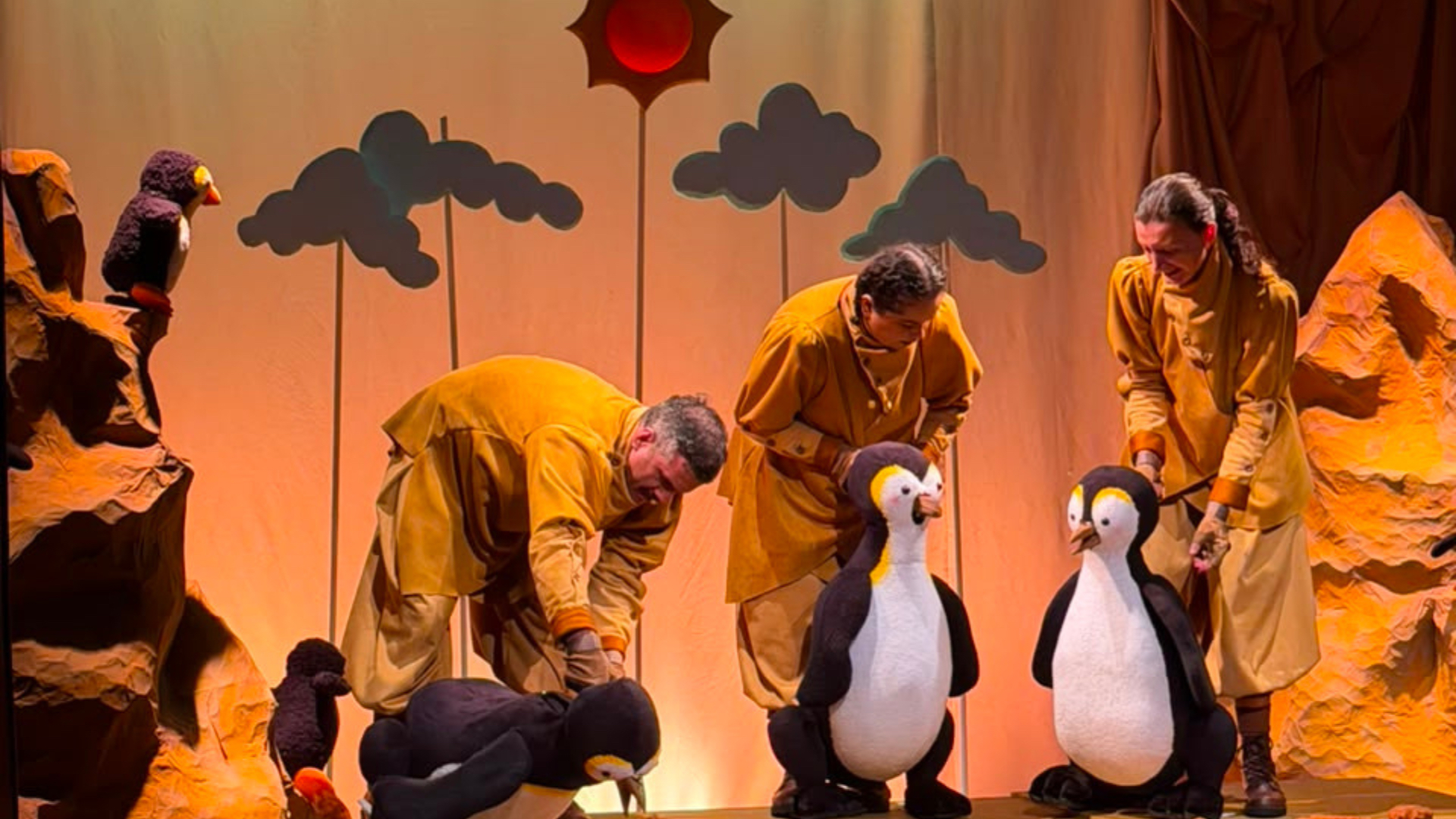 Além dos palcos: Alameda Cia Teatral promove ciclo de debates gratuitos sobre adoção e acolhimento durante a temporada de “Com Tango somos 3”