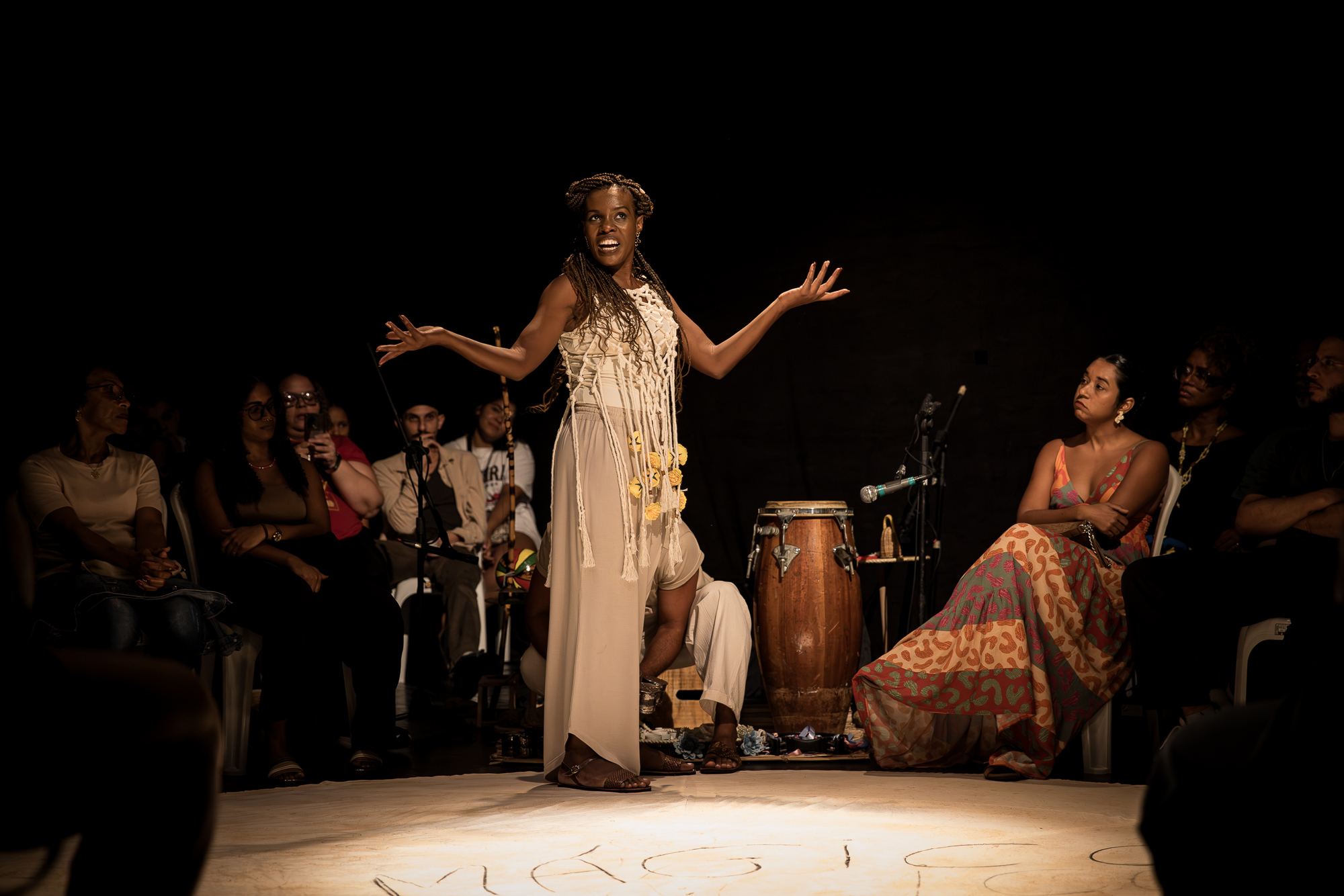 Espetáculo “Orúkọ” participa do Festival de Curitiba e lança livro a partir da peça, refletindo sobre ancestralidade, memória e apagamento histórico das narrativas negras