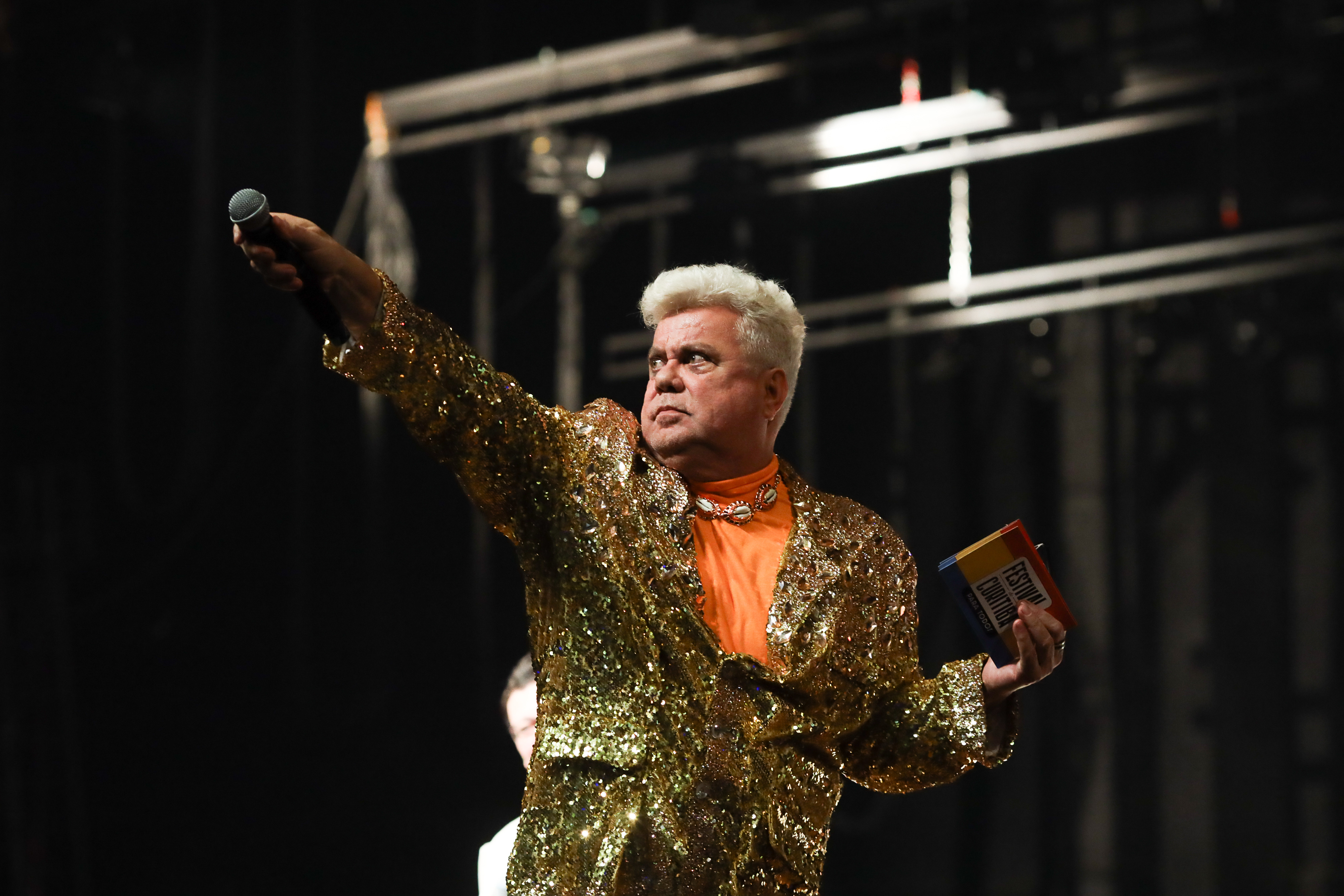 Festival de Curitiba abre ao som do samba e desloca para a capital o eixo da cultura nacional