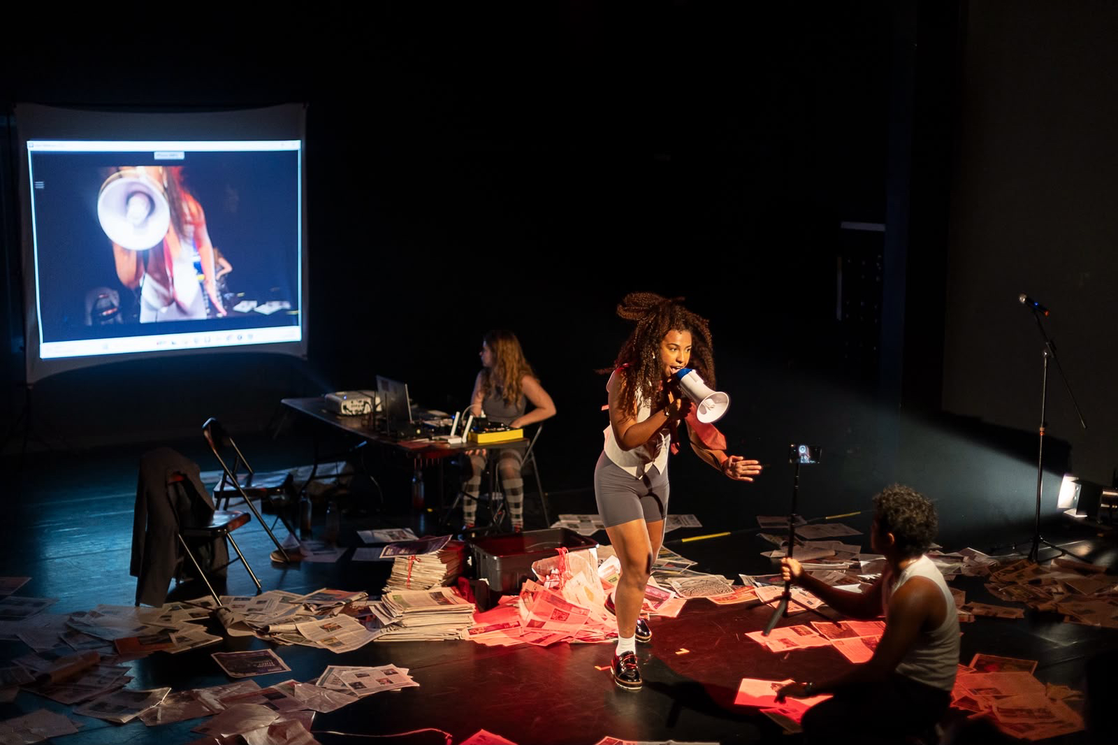 Garalhufa estreia segunda temporada de “BEIJO E ASFALTO” no Teatro Cleon Jacques após sucesso de público