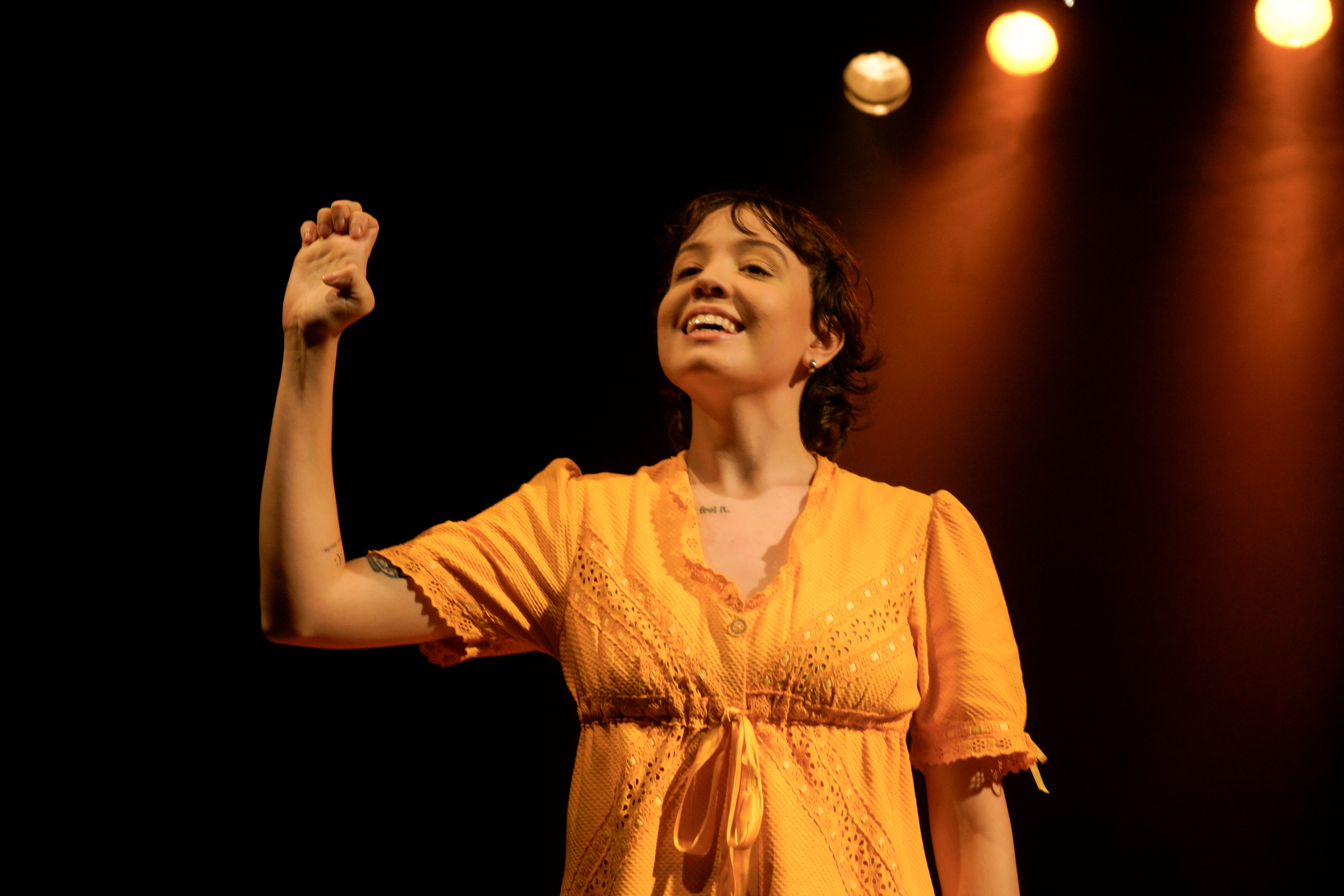 Espetáculo sobre Alzheimer transforma memória em cena bilíngue no Teatro Guaíra