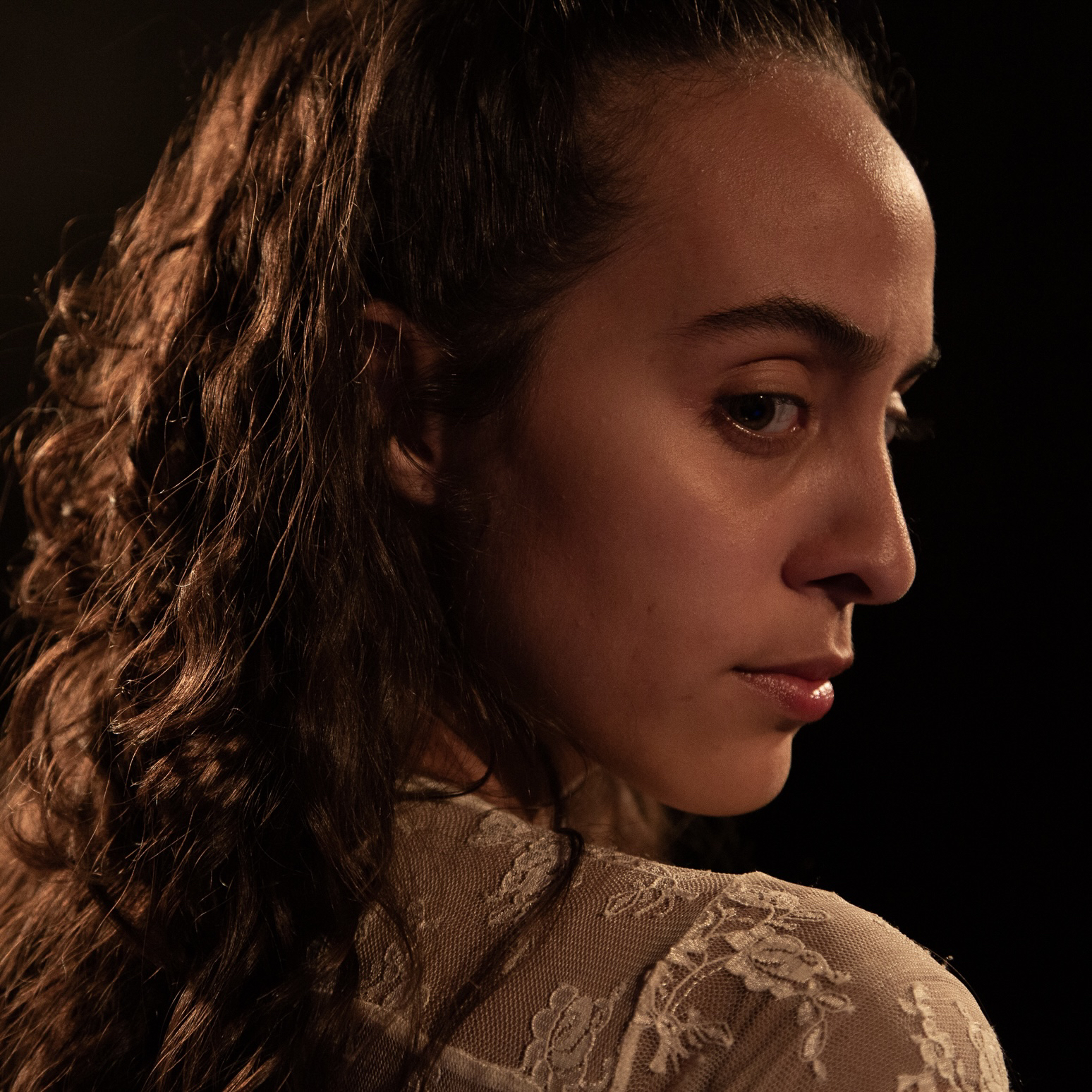 Espetáculo “Anne Frank – A voz que se tem na memória” retorna a Curitiba em apresentação única