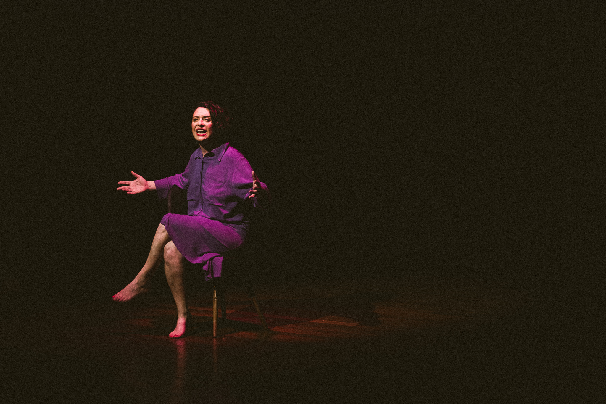 Solo de Pagu Leal retorna ao Teatro Novelas Curitibanas e questiona padrões de beleza com humor e reflexão