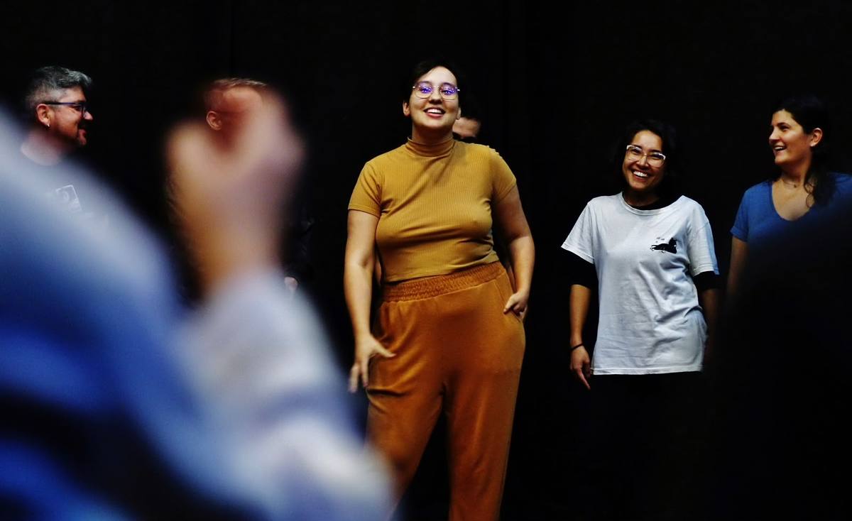 Trio Cuspão de Teatro abre seleção para oficina gratuita que investiga a comédia como linguagem de criação