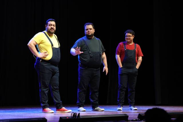 Lotando teatros e espetáculos, Estevam Nabote (Sucesso no programa de Eliana), Victor Ahmar e Vini Maga apresentam Os Três Porquinhos no Hahanaguá (Créd. Divulgação)