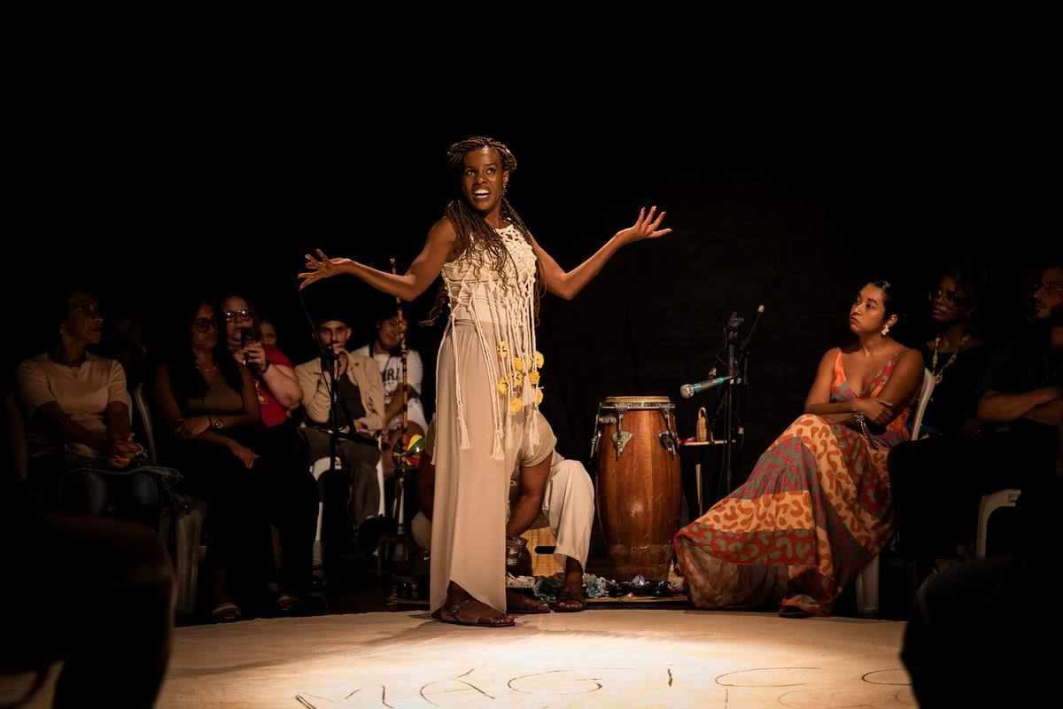 Espetáculo “Orúkọ” participa do Festival de Curitiba e lança livro a partir da peça, refletindo sobre ancestralidade, memória e apagamento histórico das narrativas negras