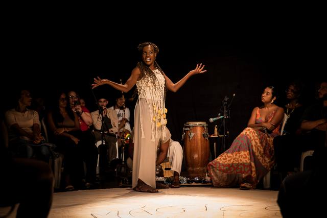 Espetáculo “Orúkọ” participa do Festival de Curitiba e lança livro a partir da peça, refletindo sobre ancestralidade, memória e apagamento histórico das narrativas negras