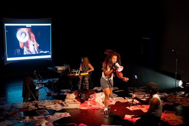 Garalhufa estreia segunda temporada de “BEIJO E ASFALTO” no Teatro Cleon Jacques após sucesso de público