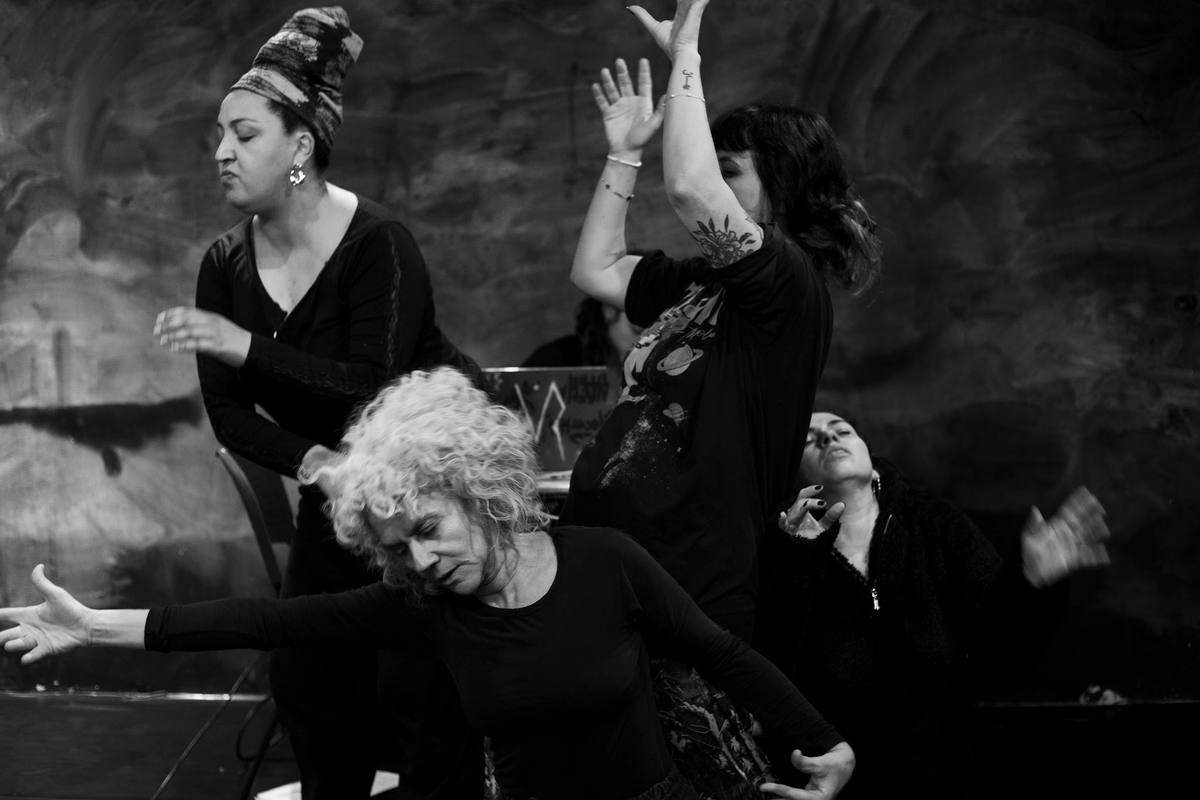Na foto de Eduardo Ramos, da esquerda para direita as atrizes Taciane Vieira, Fabiana Ferreira, Mayra Fernandes, Carolina Mascarenhas e Victoria Ruiz dão voz e corpo ao espetáculo “(IN) FLUXO”, que transforma diferentes experiências femininas em matéria de cena.